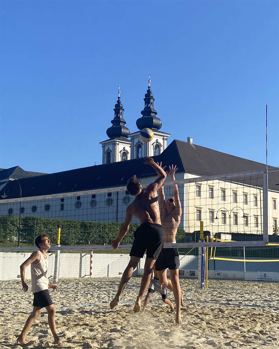 Elias Mathis beim Volleyball-Angriff am Netz vor Stift Kremsmünster